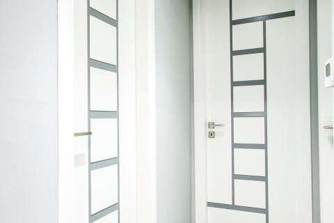 rennovation,  interior design, doors, white, grey, λάκα, σχεδιασμός πόρτας